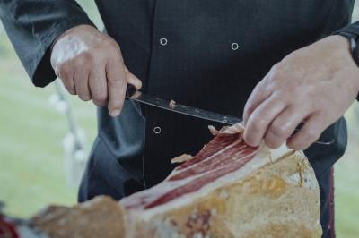 Miniature Traiteur Sainte-Luce-sur-Loire (Loire-Atlantique) - Le Petit Luce #35 Bol de farine, fouet métallique, citrons, zesteur, beurre et noisettes posés sur une planche en bois.