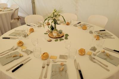 Miniature Traiteur Sainte-Luce-sur-Loire (Loire-Atlantique) - Le Petit Luce #40 Bol de farine, fouet métallique, citrons, zesteur, beurre et noisettes posés sur une planche en bois.