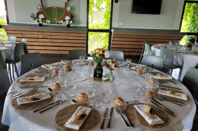 Miniature Traiteur Sainte-Luce-sur-Loire (Loire-Atlantique) - Le Petit Luce #41 Bol de farine, fouet métallique, citrons, zesteur, beurre et noisettes posés sur une planche en bois.