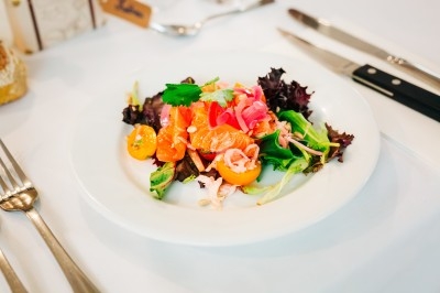 Miniature Traiteur Sainte-Luce-sur-Loire (Loire-Atlantique) - Le Petit Luce #42 Bol de farine, fouet métallique, citrons, zesteur, beurre et noisettes posés sur une planche en bois.