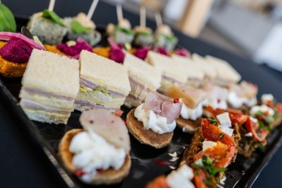 Miniature Traiteur Sainte-Luce-sur-Loire (Loire-Atlantique) - Le Petit Luce #44 Bol de farine, fouet métallique, citrons, zesteur, beurre et noisettes posés sur une planche en bois.