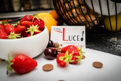 Miniature Traiteur Sainte-Luce-sur-Loire (Loire-Atlantique) - Le Petit Luce #45 Bol de farine, fouet métallique, citrons, zesteur, beurre et noisettes posés sur une planche en bois.