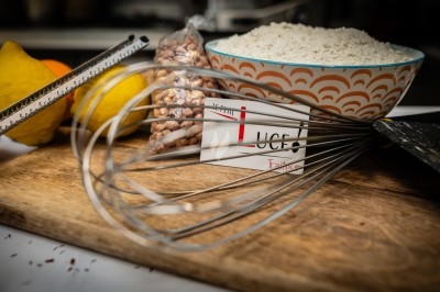 Miniature Traiteur Sainte-Luce-sur-Loire (Loire-Atlantique) - Le Petit Luce #46 Bol de farine, fouet métallique, citrons, zesteur, beurre et noisettes posés sur une planche en bois.