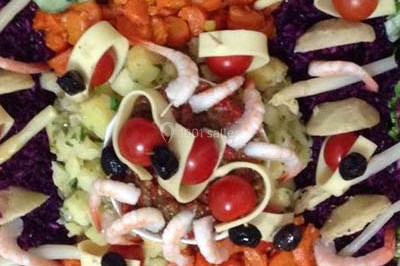 Miniature Traiteur Saint-Cyr-en-Val (Loiret) - Royal Events Traiteur et Tradition #6 Un homme en tenue traditionnelle sert du thé près d'une table garnie de pâtisseries et de verres dans une salle lumineuse.