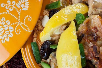 Miniature Traiteur Saint-Cyr-en-Val (Loiret) - Royal Events Traiteur et Tradition #9 Un homme en tenue traditionnelle sert du thé près d'une table garnie de pâtisseries et de verres dans une salle lumineuse.