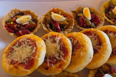 Miniature Traiteur Saint-Cyr-en-Val (Loiret) - Royal Events Traiteur et Tradition #21 Un homme en tenue traditionnelle sert du thé près d'une table garnie de pâtisseries et de verres dans une salle lumineuse.