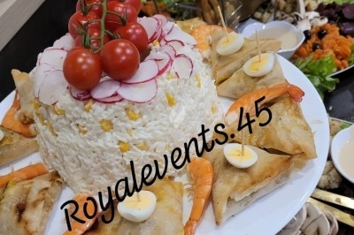 Miniature Traiteur Saint-Cyr-en-Val (Loiret) - Royal Events Traiteur et Tradition #30 Un homme en tenue traditionnelle sert du thé près d'une table garnie de pâtisseries et de verres dans une salle lumineuse.