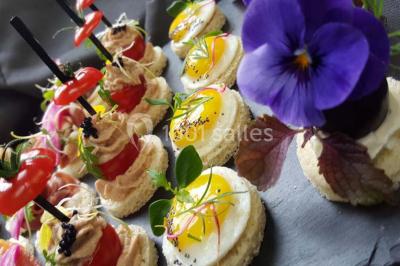 Miniature Traiteur Leers (Nord) - DBM Events #3 Dessert décoré avec des macarons, fraises, feuilles en chocolat, fleurs comestibles et touches de feuilles d'or.