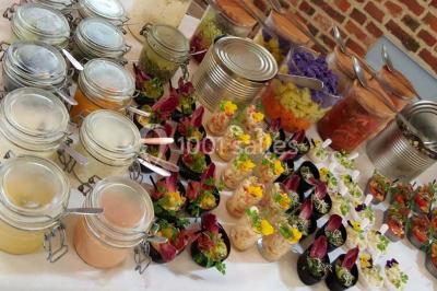 Miniature Traiteur Leers (Nord) - DBM Events #4 Dessert décoré avec des macarons, fraises, feuilles en chocolat, fleurs comestibles et touches de feuilles d'or.