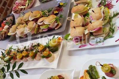 Miniature Traiteur Leers (Nord) - DBM Events #6 Dessert décoré avec des macarons, fraises, feuilles en chocolat, fleurs comestibles et touches de feuilles d'or.