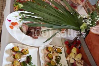 Miniature Traiteur Leers (Nord) - DBM Events #7 Dessert décoré avec des macarons, fraises, feuilles en chocolat, fleurs comestibles et touches de feuilles d'or.