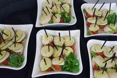 Miniature Traiteur Leers (Nord) - DBM Events #9 Dessert décoré avec des macarons, fraises, feuilles en chocolat, fleurs comestibles et touches de feuilles d'or.