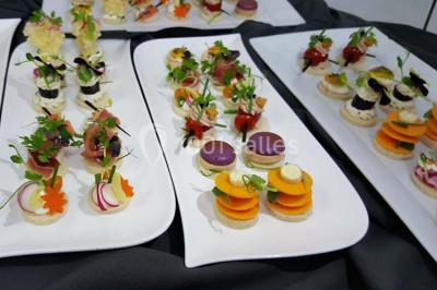 Miniature Traiteur Leers (Nord) - DBM Events #10 Dessert décoré avec des macarons, fraises, feuilles en chocolat, fleurs comestibles et touches de feuilles d'or.