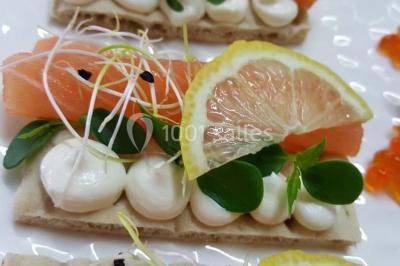 Miniature Traiteur Leers (Nord) - DBM Events #11 Dessert décoré avec des macarons, fraises, feuilles en chocolat, fleurs comestibles et touches de feuilles d'or.