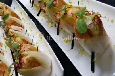 Miniature Traiteur Leers (Nord) - DBM Events #13 Dessert décoré avec des macarons, fraises, feuilles en chocolat, fleurs comestibles et touches de feuilles d'or.