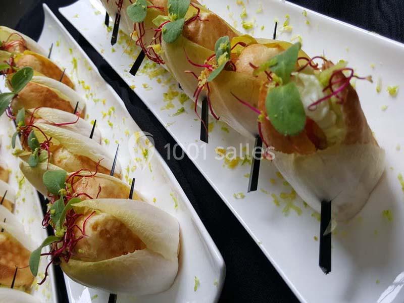 Assortiment de bouchées garnies de légumes et herbes fraîches, présentées sur des assiettes blanches.