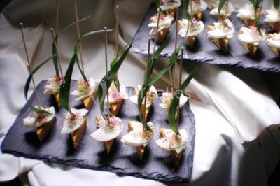 Miniature Traiteur Leers (Nord) - DBM Events #16 Dessert décoré avec des macarons, fraises, feuilles en chocolat, fleurs comestibles et touches de feuilles d'or.