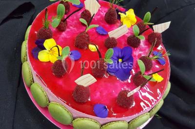 Miniature Traiteur Leers (Nord) - DBM Events #18 Dessert décoré avec des macarons, fraises, feuilles en chocolat, fleurs comestibles et touches de feuilles d'or.