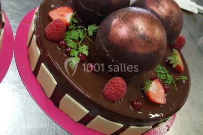 Miniature Traiteur Leers (Nord) - DBM Events #19 Dessert décoré avec des macarons, fraises, feuilles en chocolat, fleurs comestibles et touches de feuilles d'or.