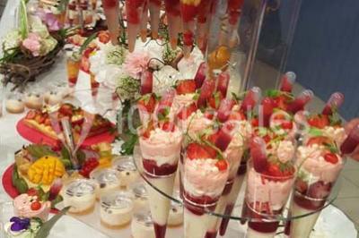 Miniature Traiteur Leers (Nord) - DBM Events #2 Dessert décoré avec des macarons, fraises, feuilles en chocolat, fleurs comestibles et touches de feuilles d'or.