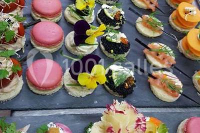 Miniature Traiteur Leers (Nord) - DBM Events #5 Dessert décoré avec des macarons, fraises, feuilles en chocolat, fleurs comestibles et touches de feuilles d'or.