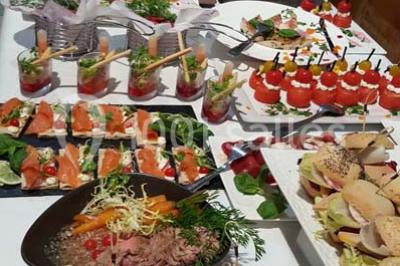 Miniature Traiteur Leers (Nord) - DBM Events #8 Dessert décoré avec des macarons, fraises, feuilles en chocolat, fleurs comestibles et touches de feuilles d'or.