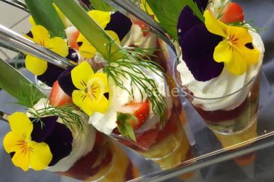 Miniature Traiteur Leers (Nord) - DBM Events #12 Dessert décoré avec des macarons, fraises, feuilles en chocolat, fleurs comestibles et touches de feuilles d'or.