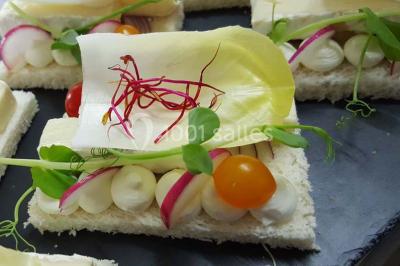 Miniature Traiteur Leers (Nord) - DBM Events #14 Dessert décoré avec des macarons, fraises, feuilles en chocolat, fleurs comestibles et touches de feuilles d'or.