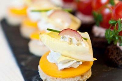 Miniature Traiteur Leers (Nord) - DBM Events #15 Dessert décoré avec des macarons, fraises, feuilles en chocolat, fleurs comestibles et touches de feuilles d'or.