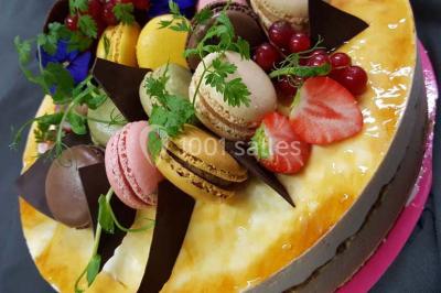 Miniature Traiteur Leers (Nord) - DBM Events #17 Dessert décoré avec des macarons, fraises, feuilles en chocolat, fleurs comestibles et touches de feuilles d'or.