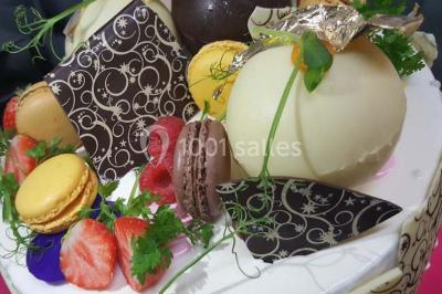 Miniature Traiteur Leers (Nord) - DBM Events #20 Dessert décoré avec des macarons, fraises, feuilles en chocolat, fleurs comestibles et touches de feuilles d'or.