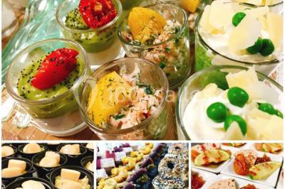 Miniature Traiteur Bezons (Val-d'Oise) - 3G Réceptions #27 Gâteau à trois étages décoré de motifs dorés, plumes blanches et perles, avec une inscription d'anniversaire.