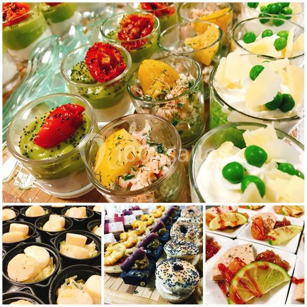 Assortiment de verrines et amuse-bouches variés, comprenant légumes, poissons, fromages et garnitures colorées.