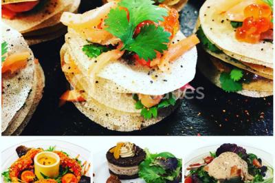 Miniature Traiteur Bezons (Val-d'Oise) - 3G Réceptions #28 Gâteau à trois étages décoré de motifs dorés, plumes blanches et perles, avec une inscription d'anniversaire.