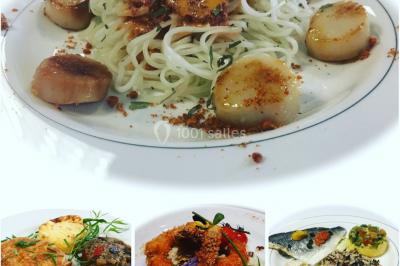 Miniature Traiteur Bezons (Val-d'Oise) - 3G Réceptions #29 Gâteau à trois étages décoré de motifs dorés, plumes blanches et perles, avec une inscription d'anniversaire.