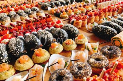 Miniature Traiteur Bezons (Val-d'Oise) - 3G Réceptions #61 Gâteau à trois étages décoré de motifs dorés, plumes blanches et perles, avec une inscription d'anniversaire.