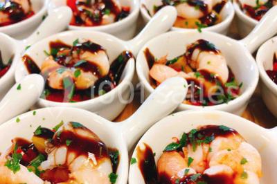 Miniature Traiteur Bezons (Val-d'Oise) - 3G Réceptions #9 Gâteau à trois étages décoré de motifs dorés, plumes blanches et perles, avec une inscription d'anniversaire.