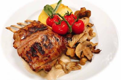 Miniature Traiteur Bezons (Val-d'Oise) - 3G Réceptions #26 Gâteau à trois étages décoré de motifs dorés, plumes blanches et perles, avec une inscription d'anniversaire.