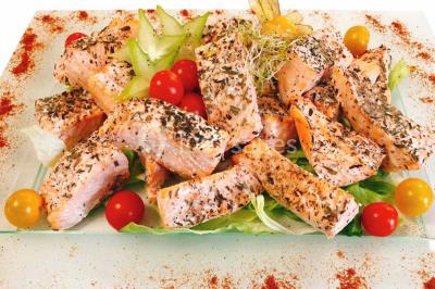 Miniature Traiteur Bezons (Val-d'Oise) - 3G Réceptions #35 Gâteau à trois étages décoré de motifs dorés, plumes blanches et perles, avec une inscription d'anniversaire.