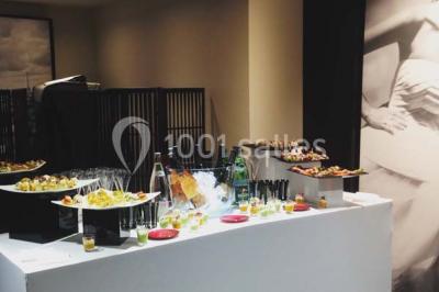 Miniature Traiteur Bezons (Val-d'Oise) - 3G Réceptions #38 Gâteau à trois étages décoré de motifs dorés, plumes blanches et perles, avec une inscription d'anniversaire.