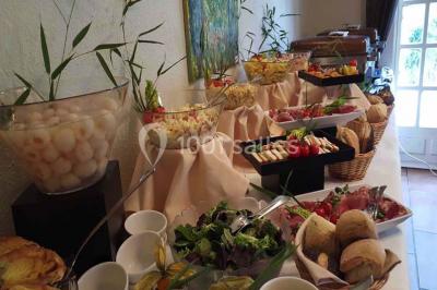 Miniature Traiteur Bezons (Val-d'Oise) - 3G Réceptions #39 Gâteau à trois étages décoré de motifs dorés, plumes blanches et perles, avec une inscription d'anniversaire.