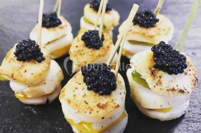 Miniature Traiteur Bezons (Val-d'Oise) - 3G Réceptions #8 Gâteau à trois étages décoré de motifs dorés, plumes blanches et perles, avec une inscription d'anniversaire.