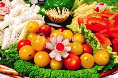 Miniature Traiteur Bezons (Val-d'Oise) - 3G Réceptions #63 Gâteau à trois étages décoré de motifs dorés, plumes blanches et perles, avec une inscription d'anniversaire.