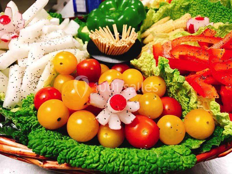 Assortiment de légumes frais comprenant tomates cerises, radis, poivrons rouges, choux et bâtonnets de maïs.