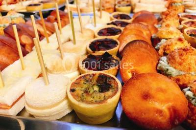 Miniature Traiteur Bezons (Val-d'Oise) - 3G Réceptions #47 Gâteau à trois étages décoré de motifs dorés, plumes blanches et perles, avec une inscription d'anniversaire.