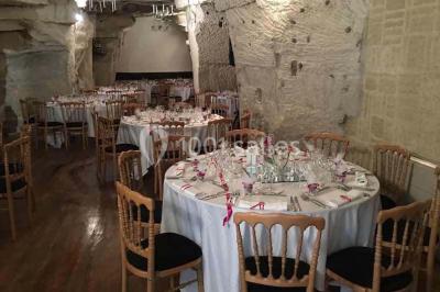 Miniature Traiteur Bezons (Val-d'Oise) - 3G Réceptions #55 Gâteau à trois étages décoré de motifs dorés, plumes blanches et perles, avec une inscription d'anniversaire.