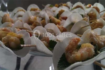 Miniature Traiteur Bezons (Val-d'Oise) - 3G Réceptions #54 Gâteau à trois étages décoré de motifs dorés, plumes blanches et perles, avec une inscription d'anniversaire.