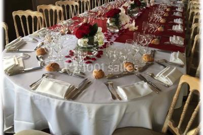 Miniature Traiteur Bezons (Val-d'Oise) - 3G Réceptions #56 Gâteau à trois étages décoré de motifs dorés, plumes blanches et perles, avec une inscription d'anniversaire.