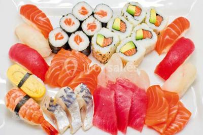 Miniature Traiteur Bezons (Val-d'Oise) - 3G Réceptions #62 Gâteau à trois étages décoré de motifs dorés, plumes blanches et perles, avec une inscription d'anniversaire.