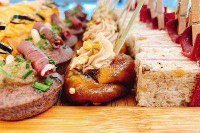 Miniature Traiteur Bezons (Val-d'Oise) - 3G Réceptions #21 Gâteau à trois étages décoré de motifs dorés, plumes blanches et perles, avec une inscription d'anniversaire.